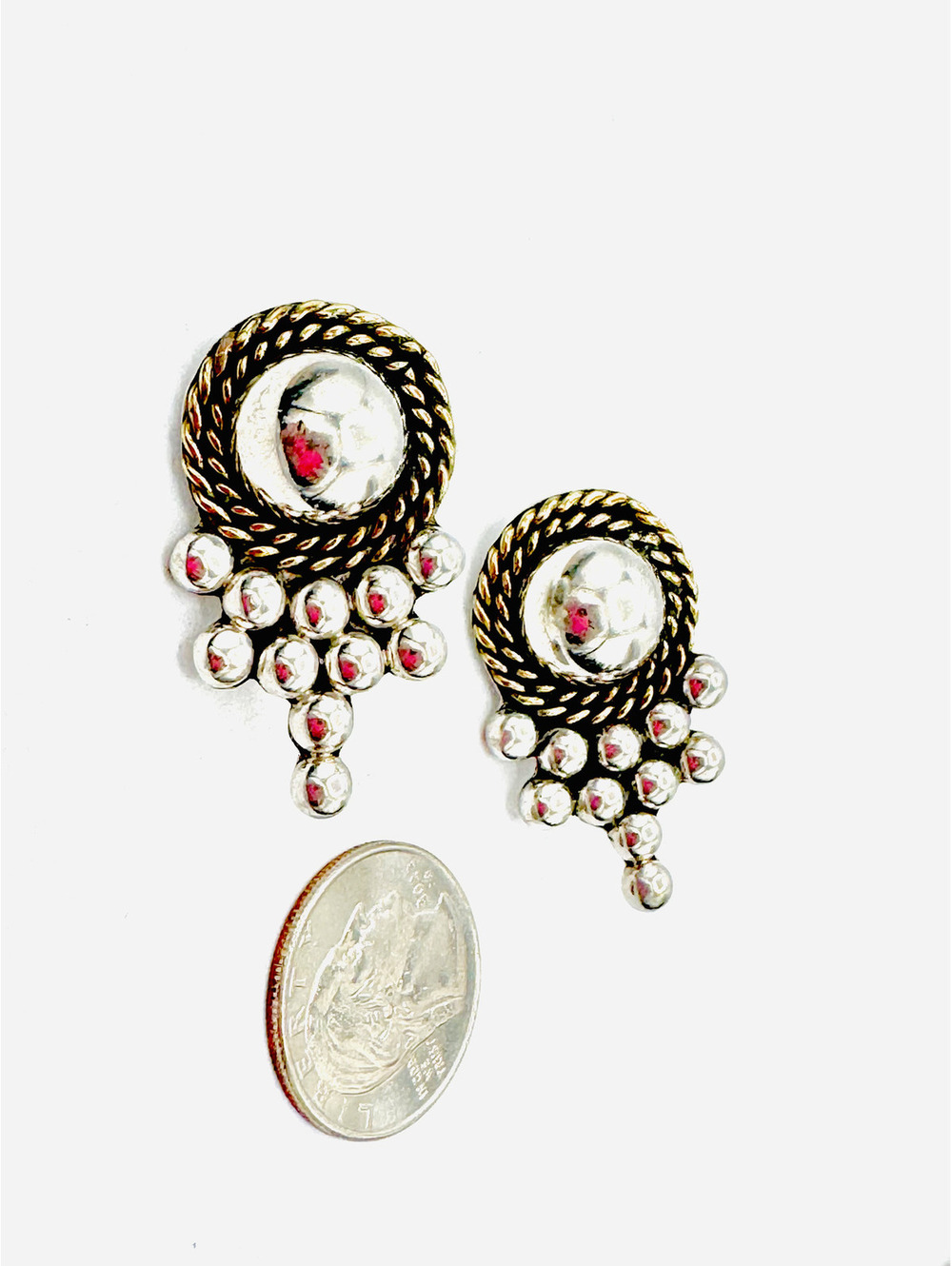 Vintage TAXCO 1980's two tone round dome encircled w/ beads clip on earrings - Picture 4 of 7